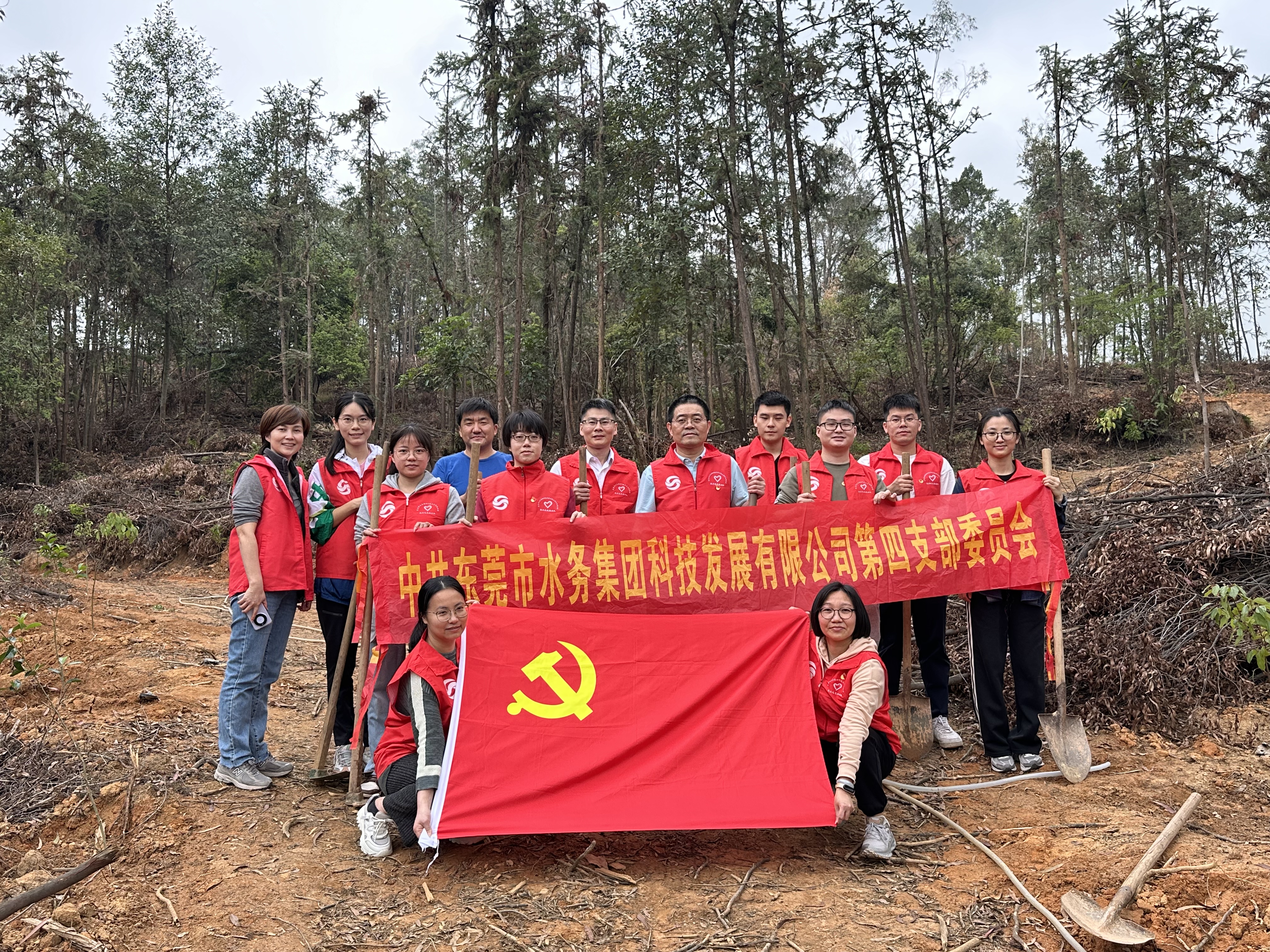 图注9:下属党支部共建开展主题党日义务植树活动.jpg 图注9:下属党支部共建开展主题党日义务植树活动.jpg