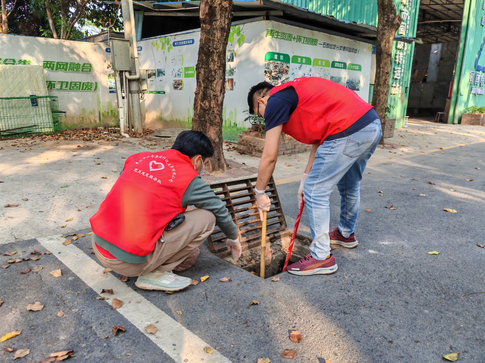 图注9:党员志愿者进行下水道清理工作.jpg